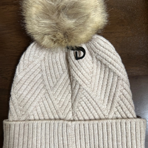 CC Exclusive Beanie With Pom Pom - Picture 5 of 9